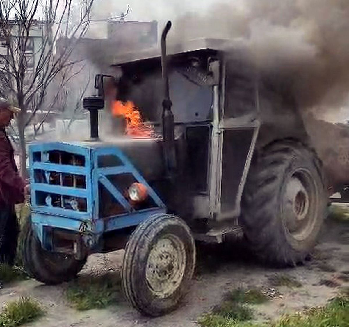 Avcılar'da traktör alev alev yandı