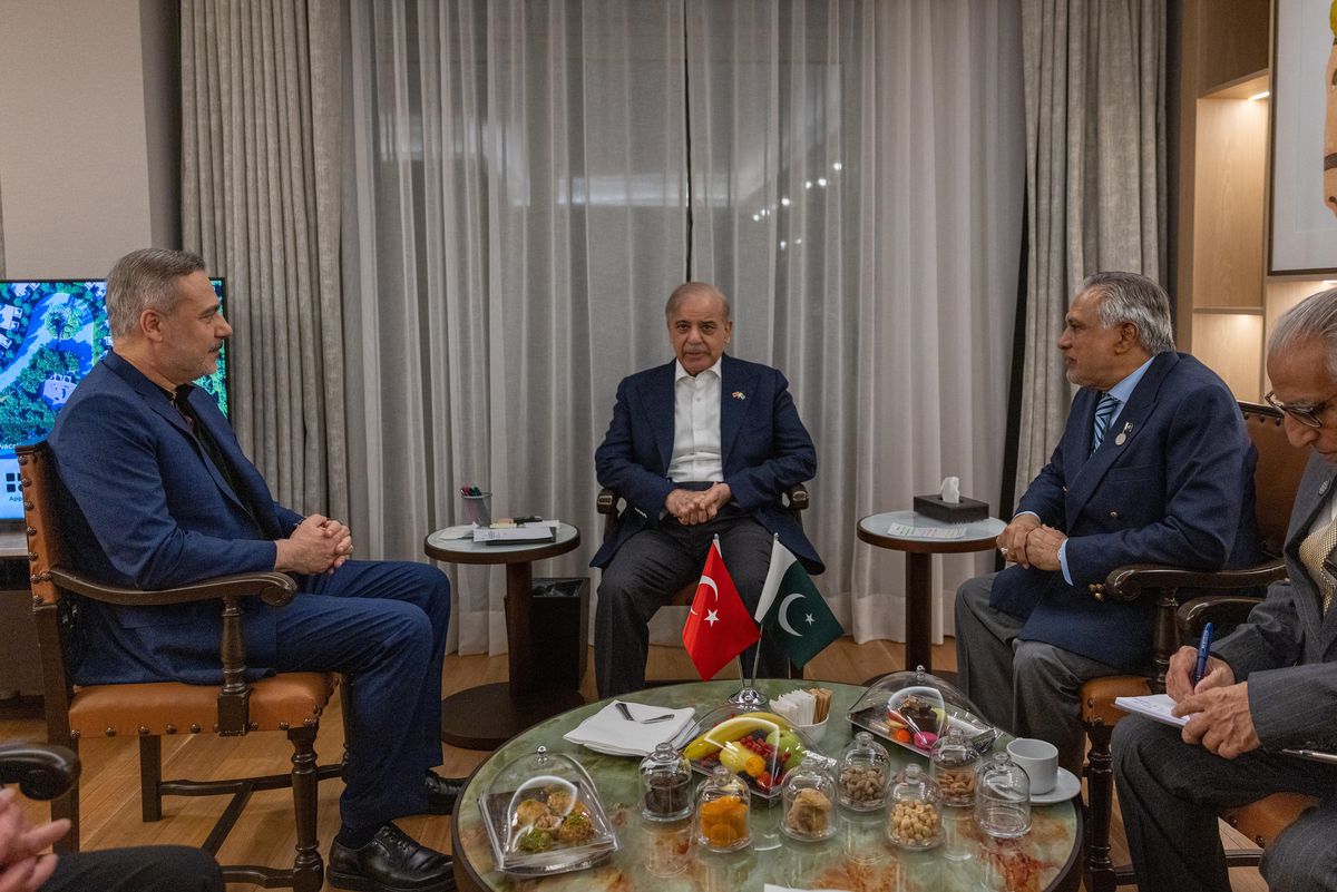 Bakan Fidan, Pakistan Başbakanı Şerif ile bir araya geldi