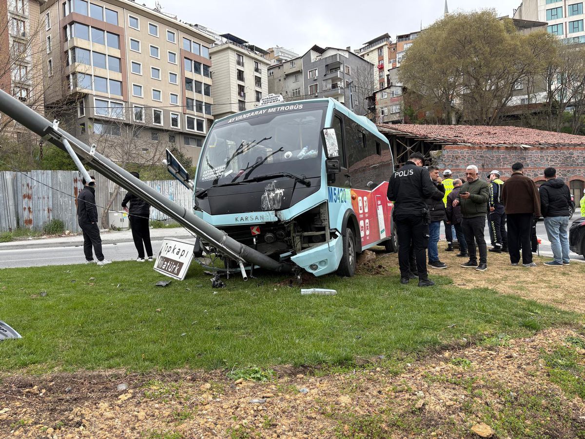 Beyoğlu'nda dolmuş bariyerlere çarptı; yaralılar var