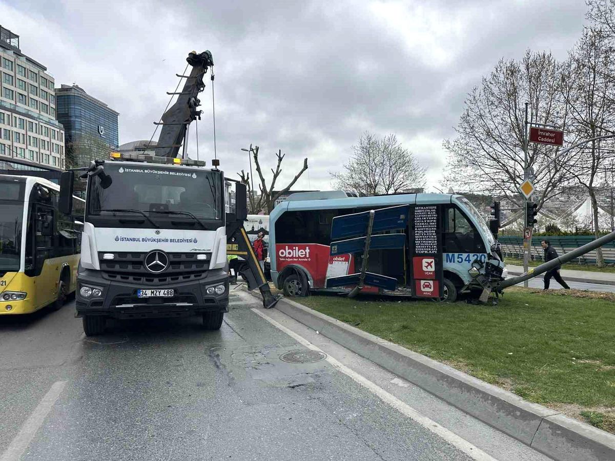 Beyoğlu'nda minibüs ile otomobil çarpıştı: 5 yaralı