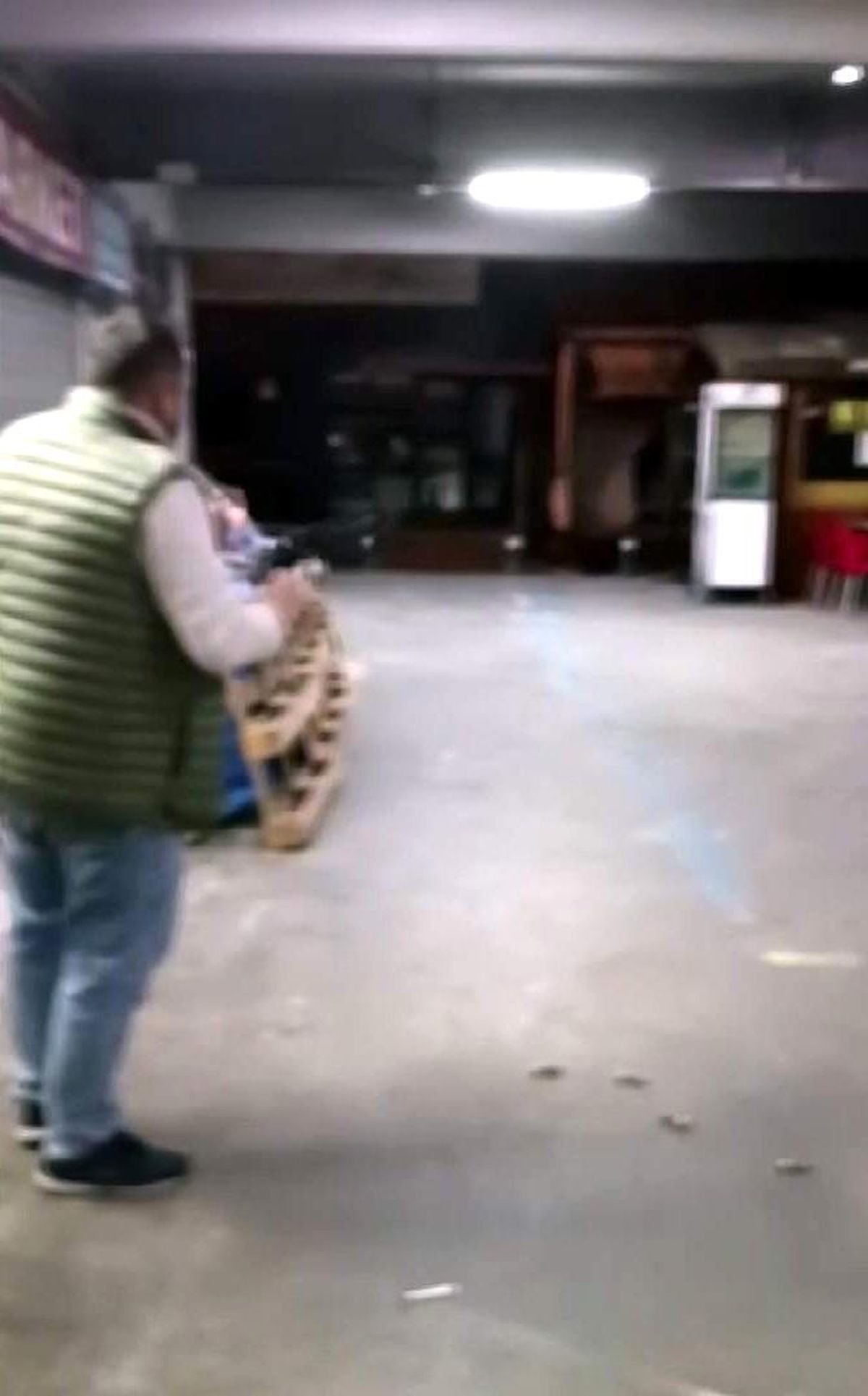 Devrek'te dehşet anları kamerada: Tüfekle iş yerine kurşun yağdırdı