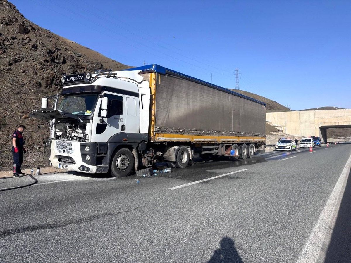 Erzincan'da seyir halindeki tırda çıkan yangın söndürüldü