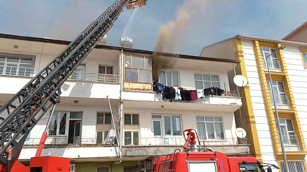 Gölbaşı'nda ev yangını korkuttu