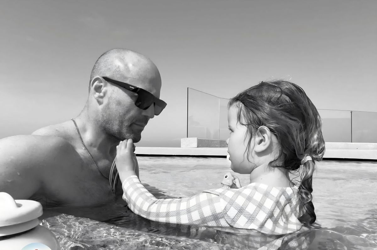 İngiliz oyuncu Jason Statham'dan sonsuzluk havuzunda poz
