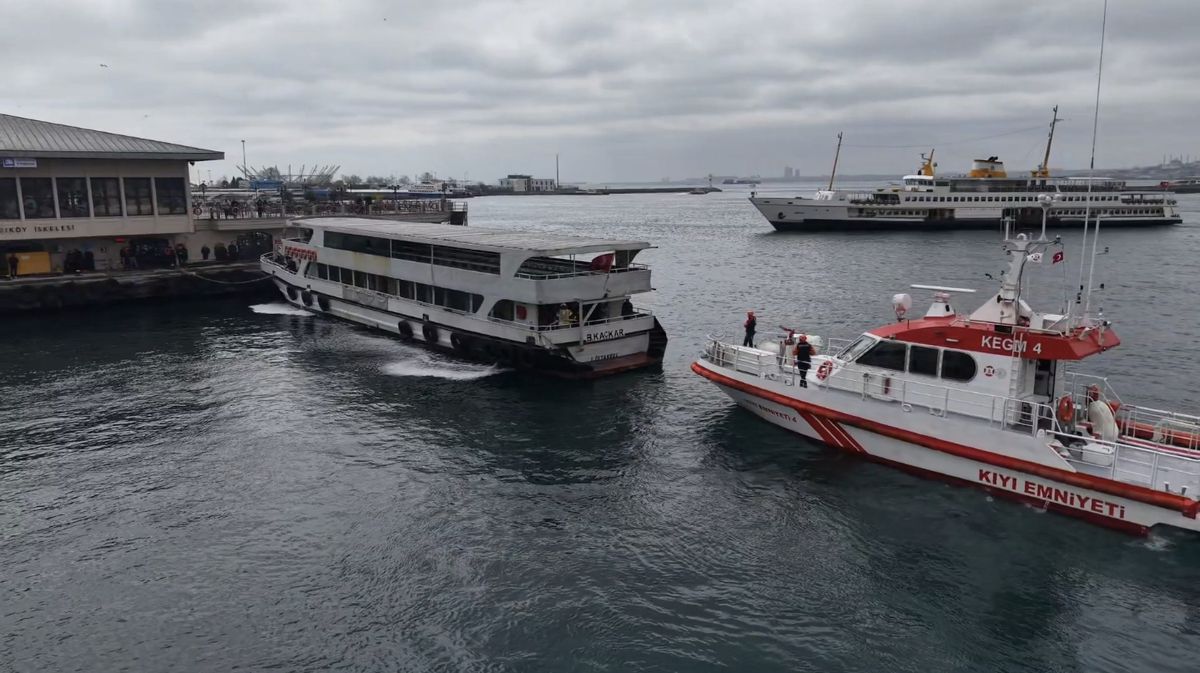 Kadıköy İskelesi'nde Yolcu Teknesinde Yangın Çıktı