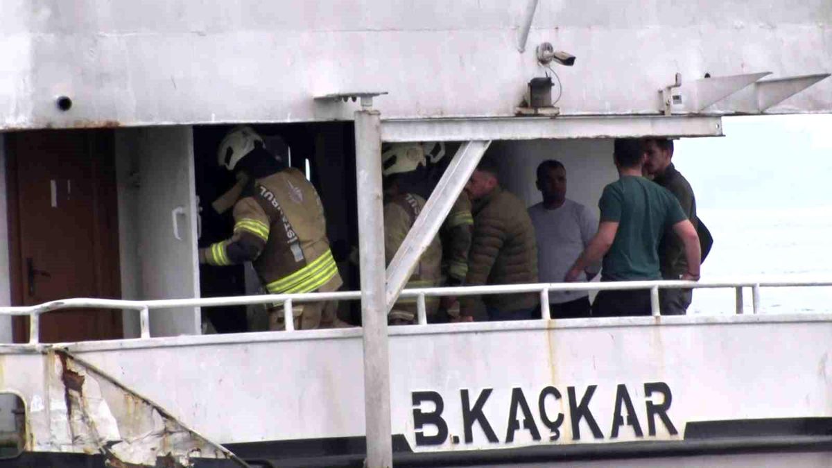 Kadıköy İskelesi'nde çıkan tekne yangını paniğe neden oldu