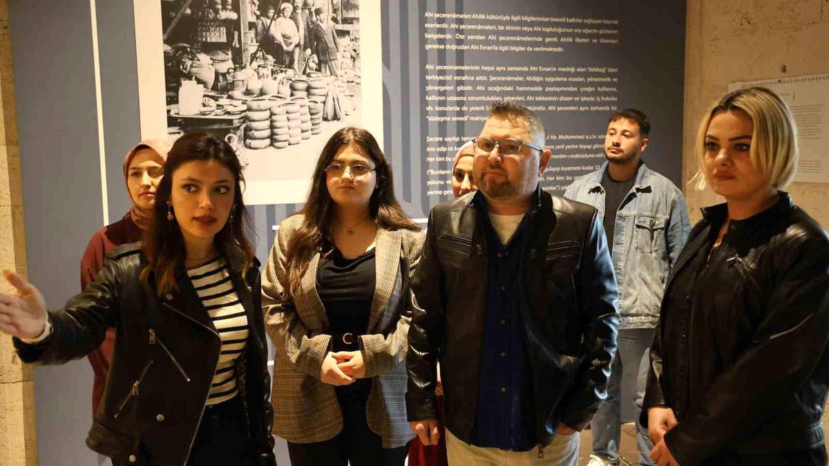 Kırşehir'de gençler 88 saatlik eğitimin ardından müzede rehberlik yapıyor