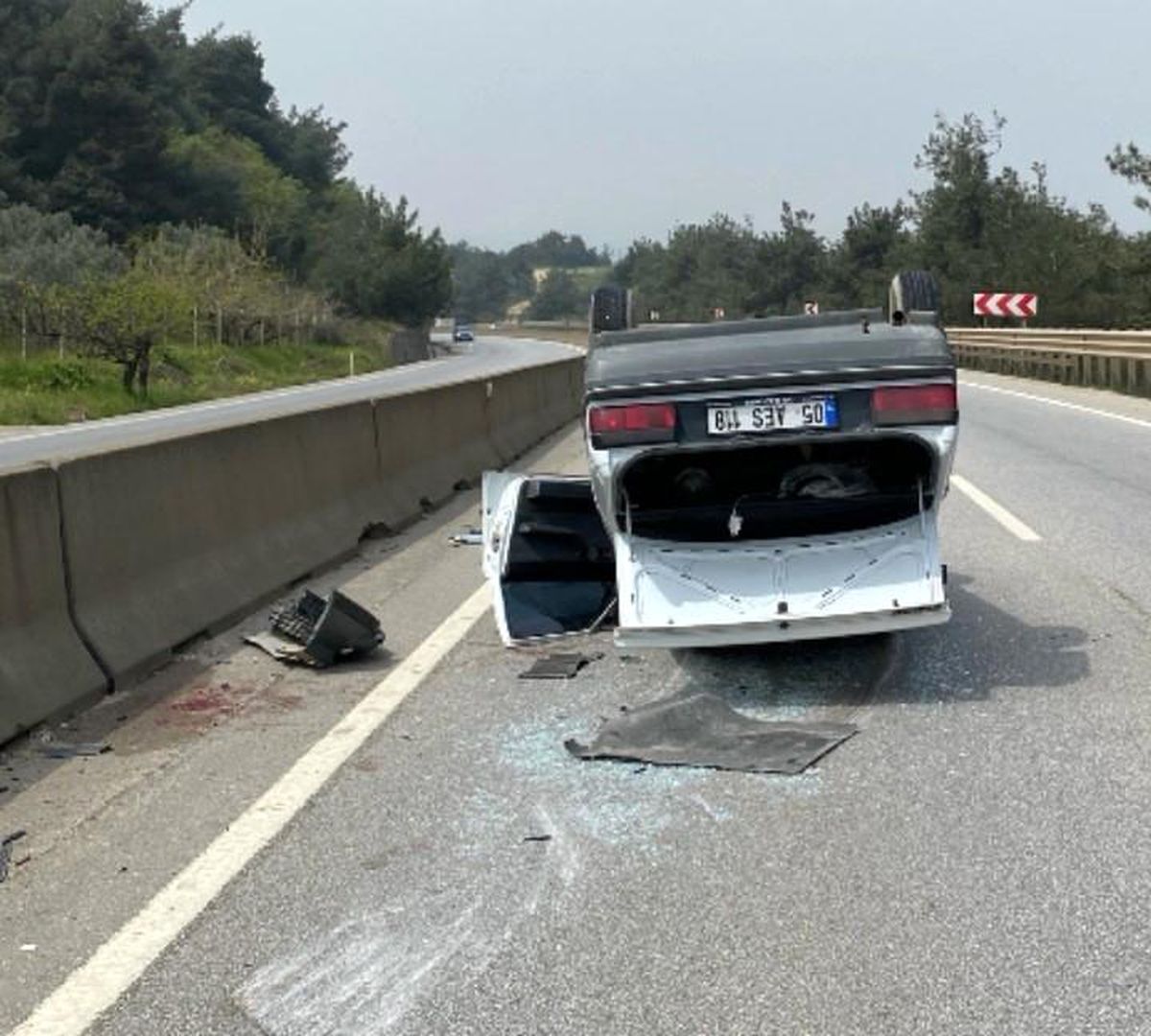 Kontrolden çıkan otomobil takla atıp ters durdu