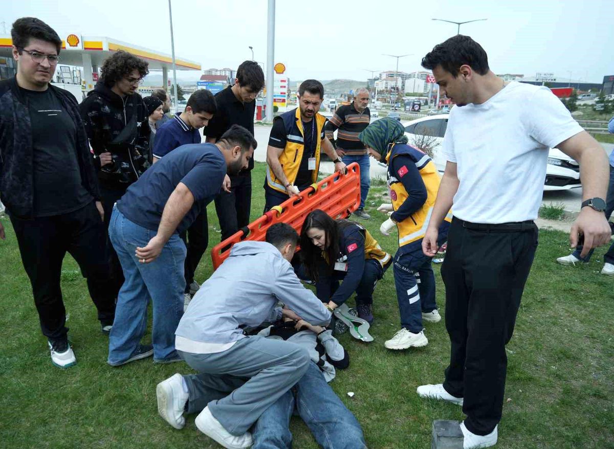 Motosiklete çarpan hafif ticari araç takla attı: Yaralı sürücünün yardımına vatandaşlar koştu