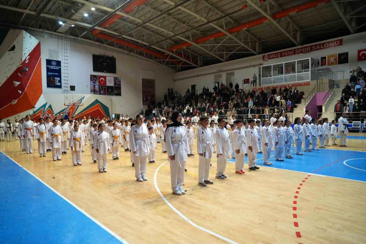 Muş'ta 300 karateciden öğretmenlerine anlamlı sürpriz