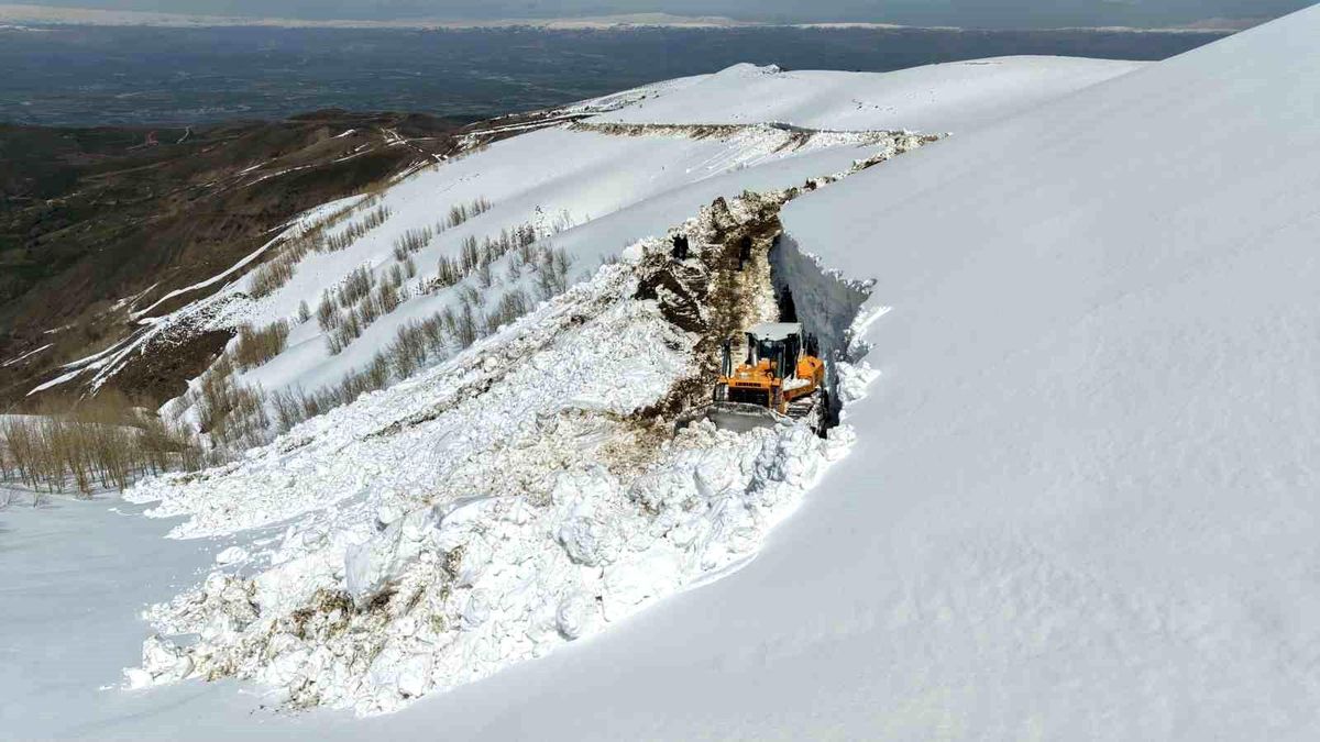 Muş'ta 5 metrelik karla zorlu mücadele
