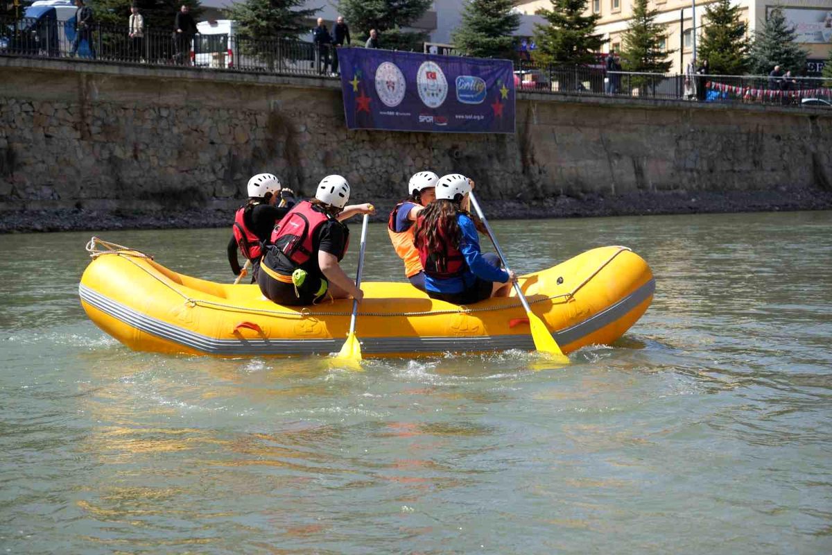 Rafting Şampiyonası'nın ikinci gününde slalom yarışları yapıldı