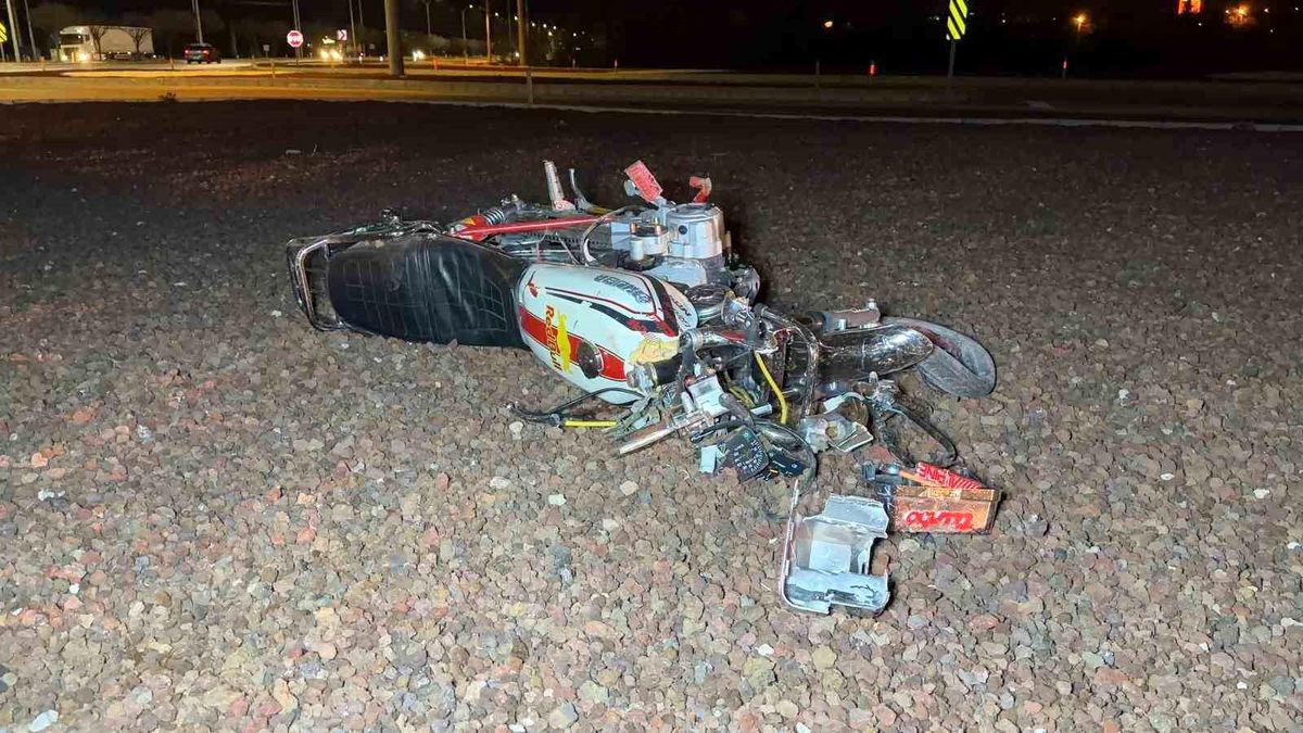 Refüje çarpıp parçalanan motosiklette 2 kişi yaralandı