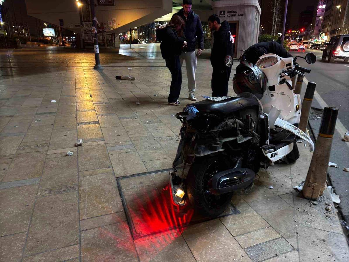 Şişli'de bir sürücü genç kıza çarpmamak için bariyerlere girdi