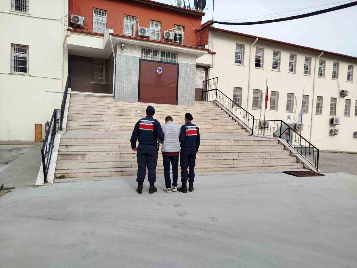 Trafik güvenliğini tehlikeye sokmaktan aranan şahıs yakalandı