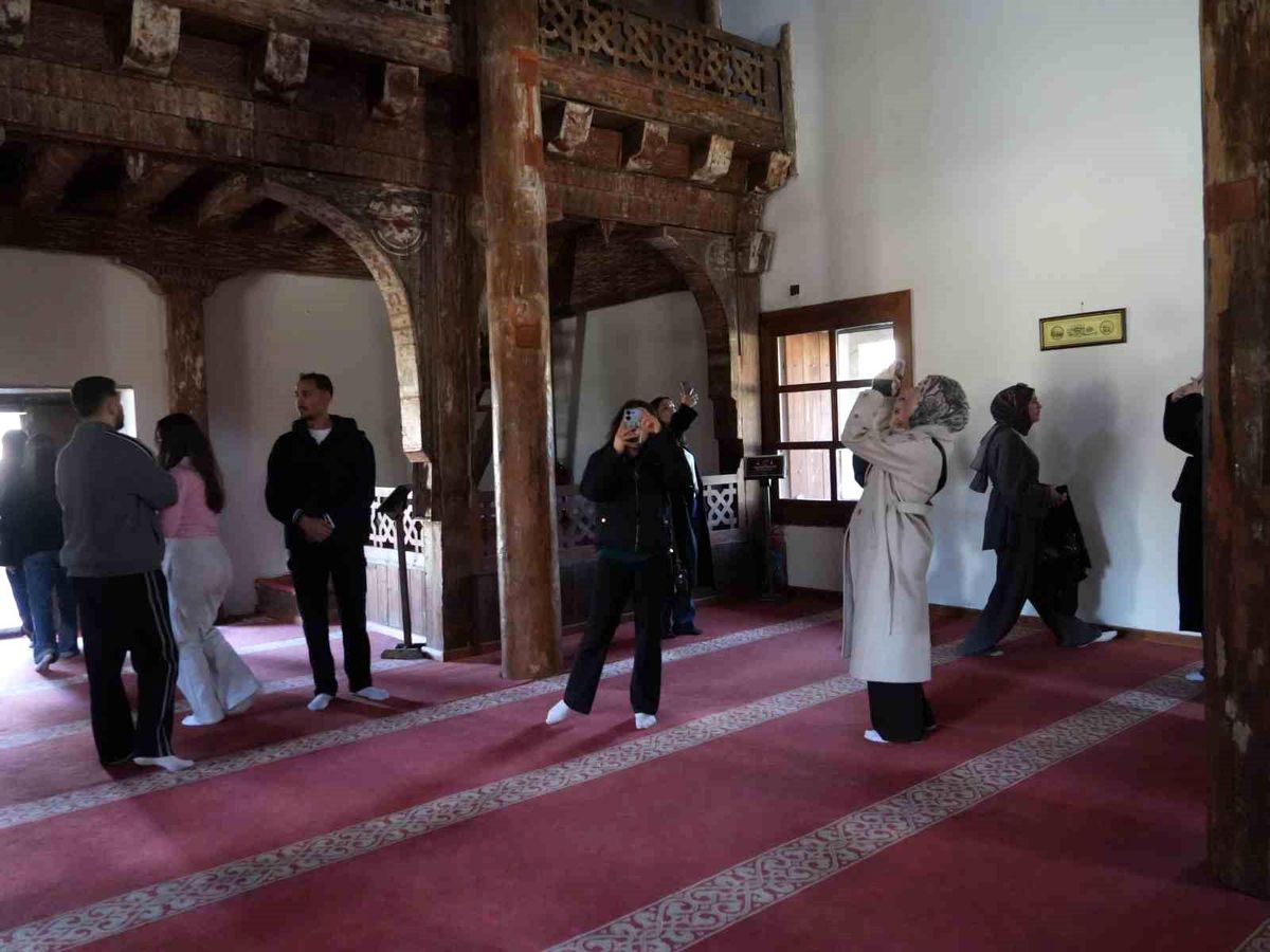 Üniversite öğrencileri, UNESCO Dünya Miras Listesi'nde Çivisiz Cami'ye hayran kaldı