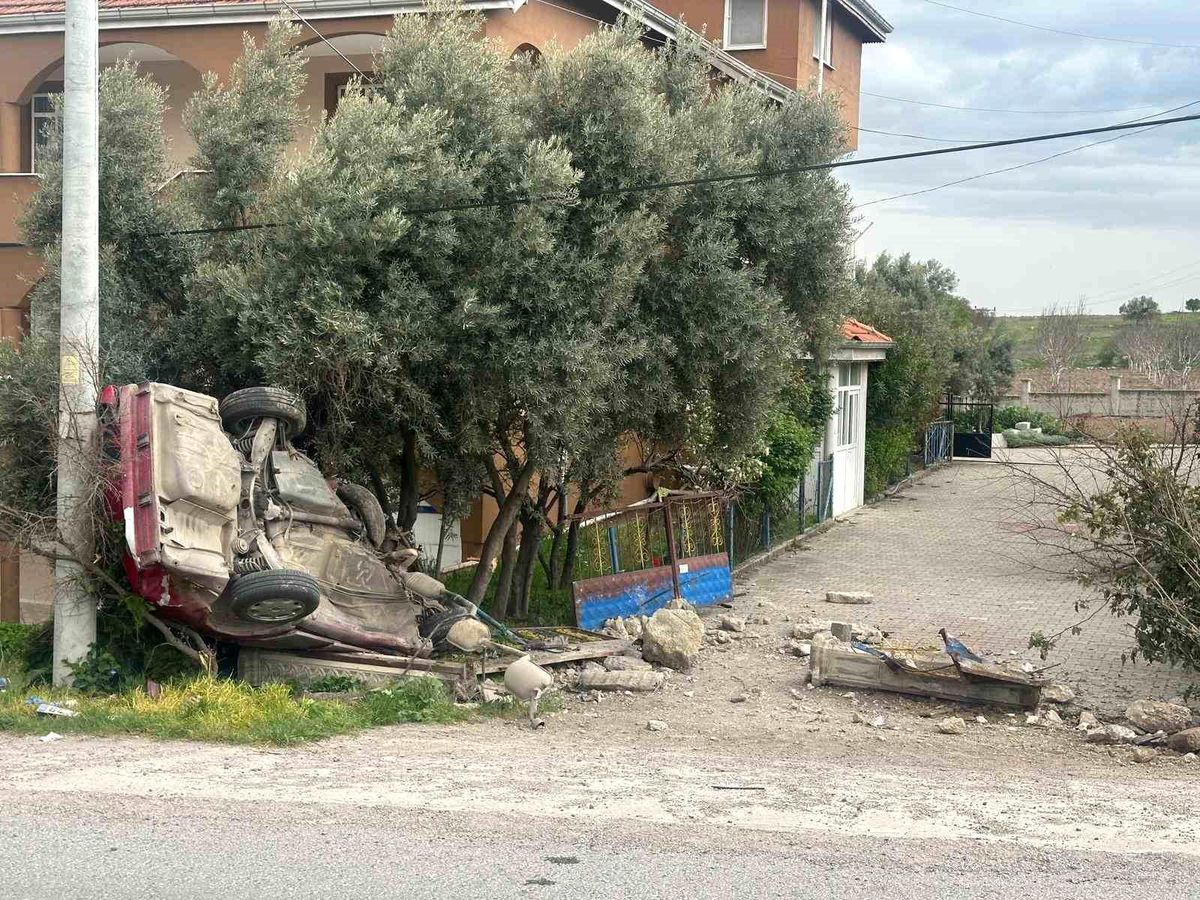 Uşak'ta otomobil evin bahçe duvarına çarptı: 1 ölü, 1 yaralı