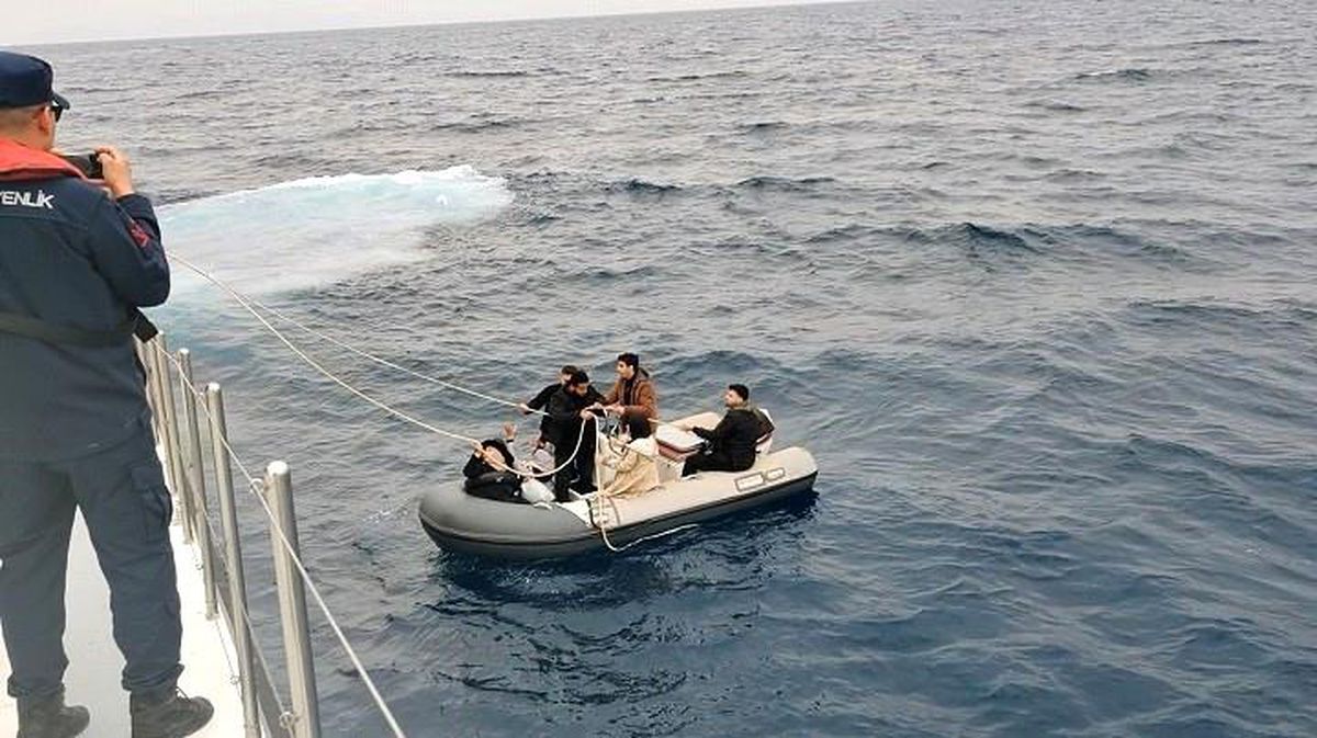 Yunanistan'ın geri ittiği 6 göçmen kurtarıldı, 1 göçmen kaçakçısı yakalandı