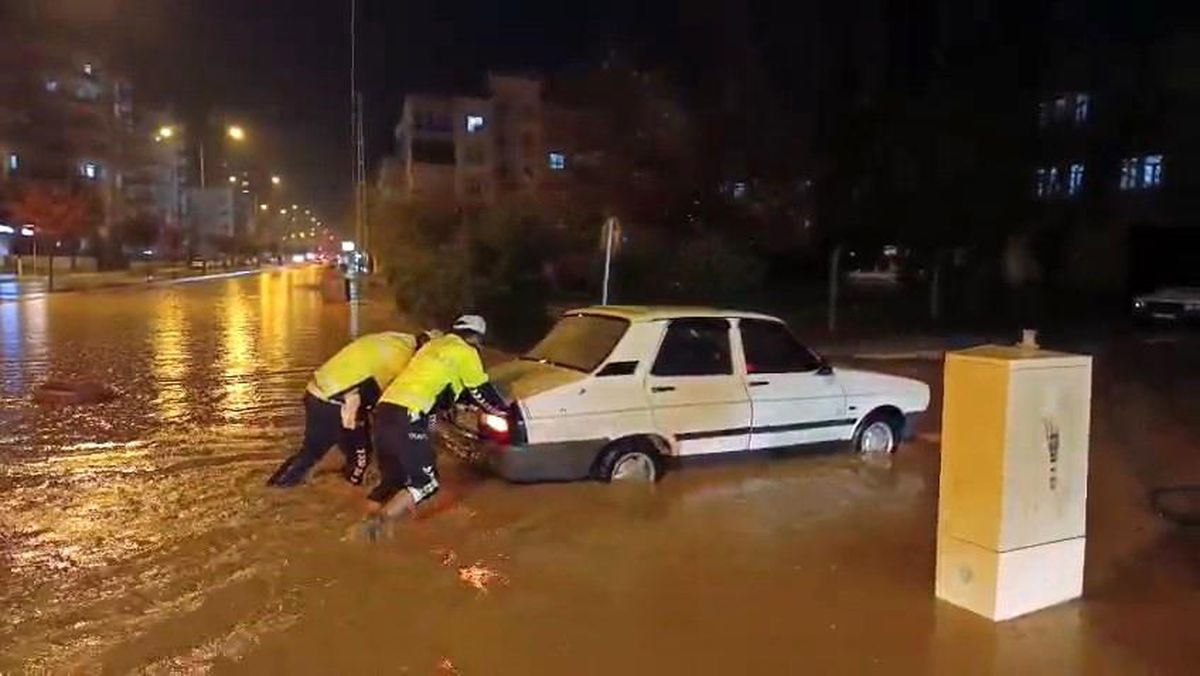 Adıyaman'da kuvvetli yağış sele neden oldu, araçlar mahsur kaldı