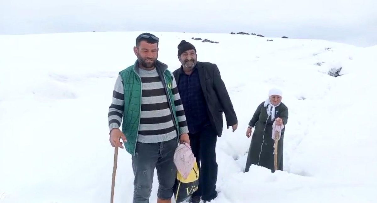 Ağrı'da Nisan karı köy yollarını kapattı