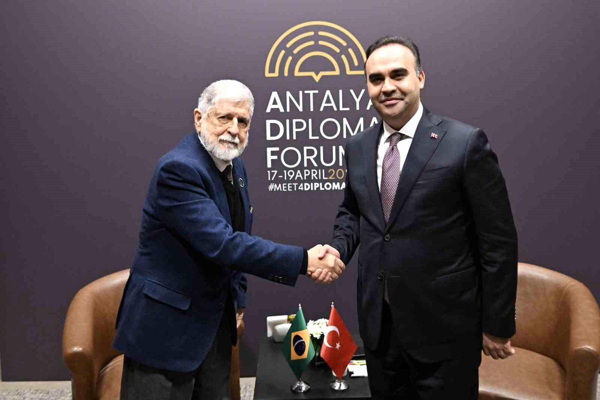 Bakan Kacır, 5. Antalya Diploması Forumu'nda çeşitli ülkelerden üst düzey isimlerle bir araya geldi