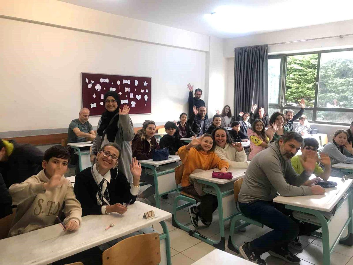 Bu okulda veliler çocuklarıyla sınava girdi...