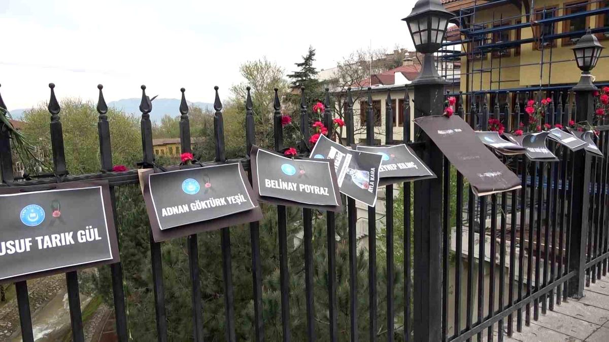 Bursa'da Setbaşı Köprüsü karanfillerle donatıldı
