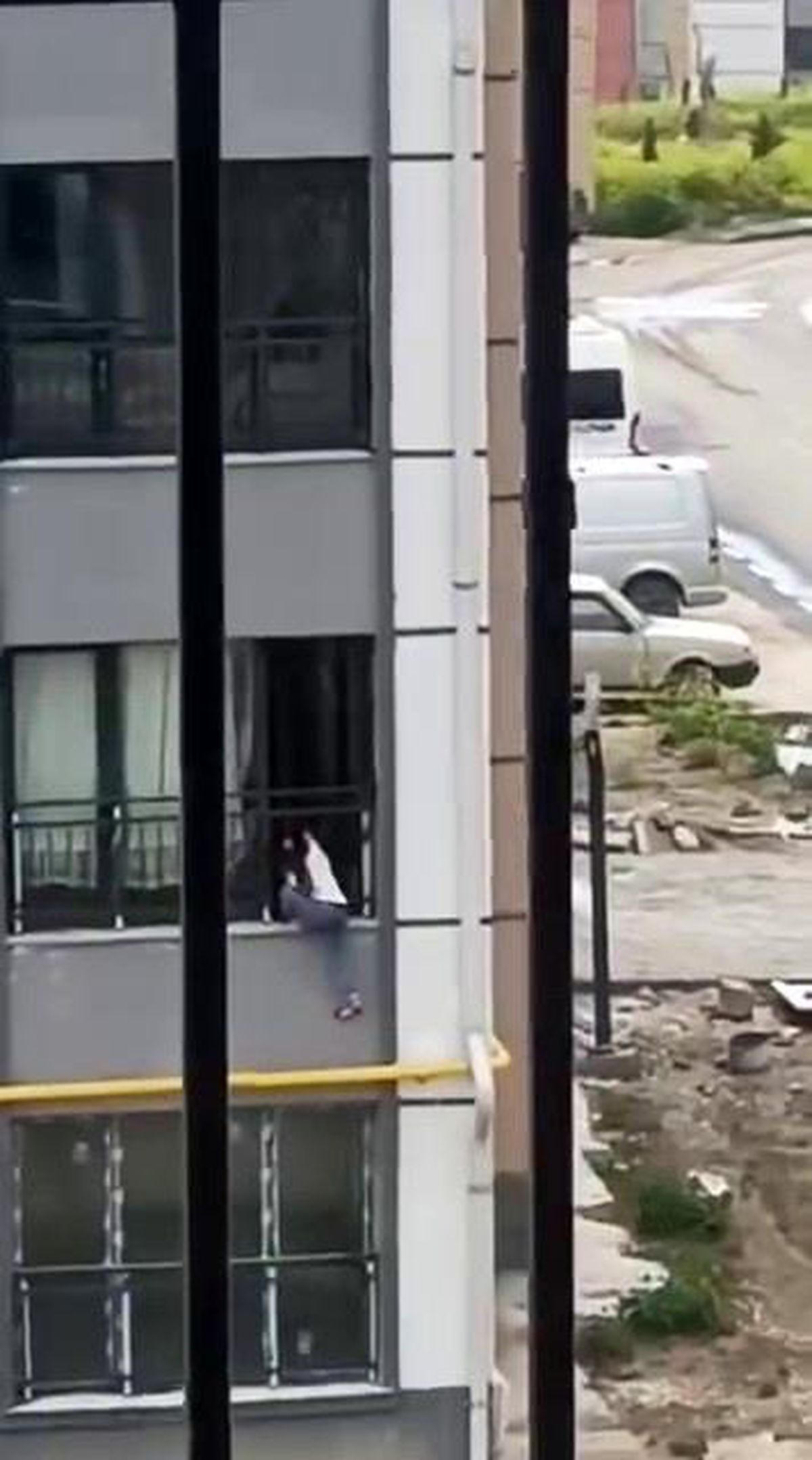 Camdan çıkarak korkulukta gezinen çocuk, yürekleri ağza getirdi