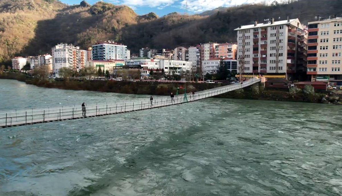 Çoruh Nehri üzerindeki asma köprüler tarihe meydan okuyor