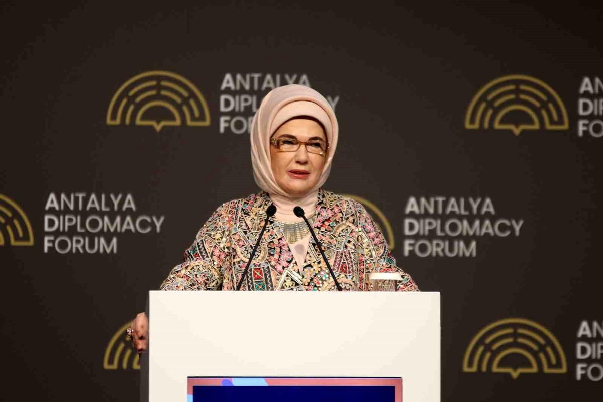Emine Erdoğan: "Çocuklarımız için şiddeti özendiren ve sıradanlaştıran ne varsa, hangi mecrada ve ne kılık...