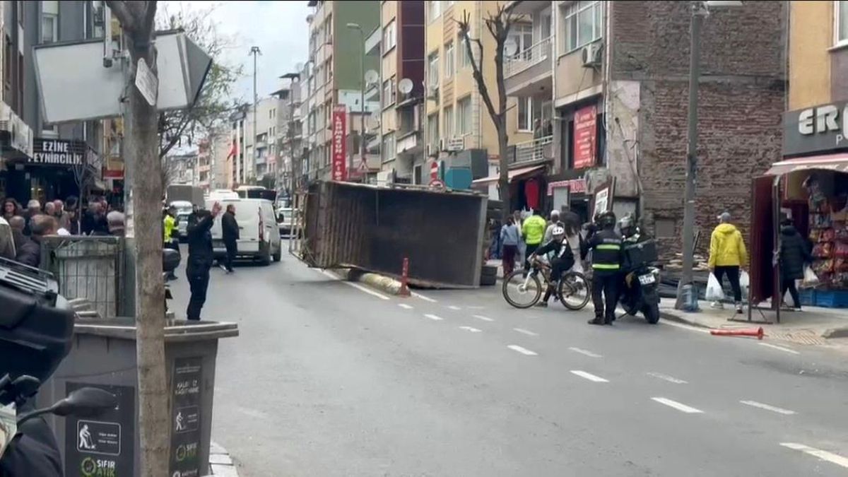 Kağıthane'de kamyon yan yattı