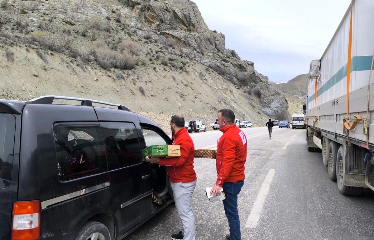 Kızılay'dan yolda kalanlara kumanya desteği