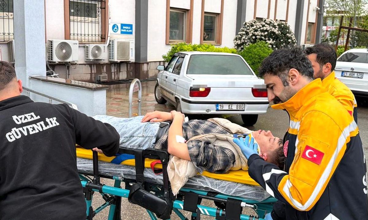 Kontrolden çıkan otomobil elektrik direğine çarptı: 3 yaralı