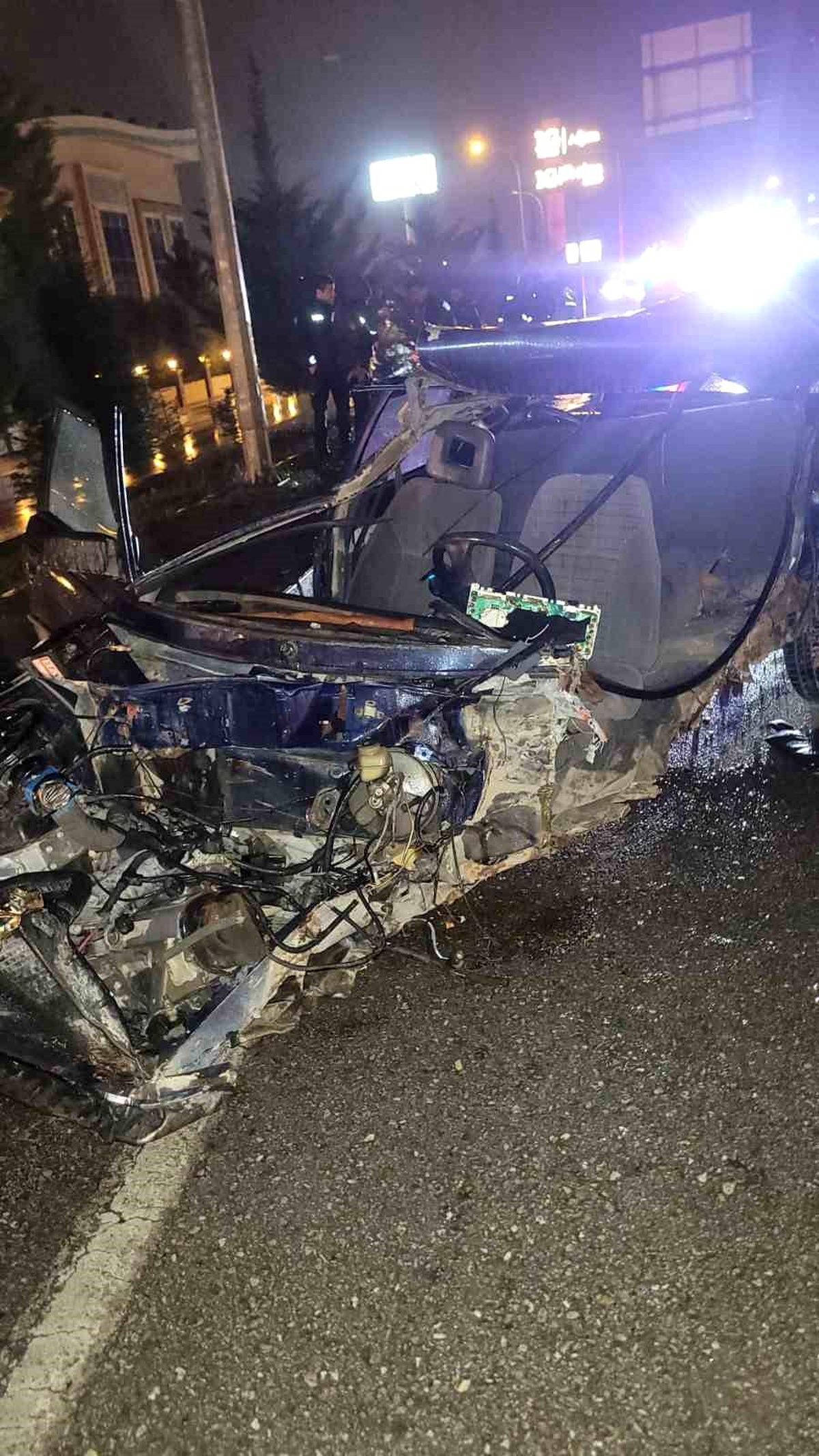 Köprü bariyerlerine çarparak parçalanan otomobilin sürücüsü hayatını kaybetti
