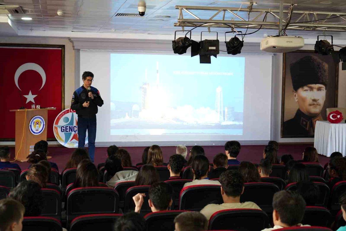 Muğla'da uzay rüzgarı Türkiye'nin ikinci astronotu Atasever gençlerle buluştu