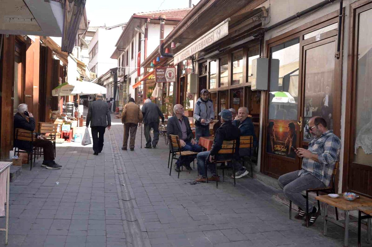 Ölen müşterilerinin hatıralarını kıraathanenin duvarında yaşatıyor