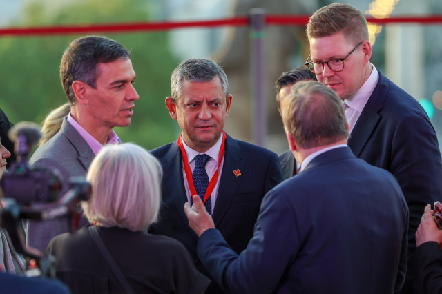 ozgur ozel ispanyada basbakan 19760119 1562 2 m