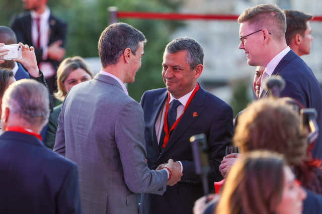 ozgur ozel ispanyada basbakan 19760119 3503 1 m