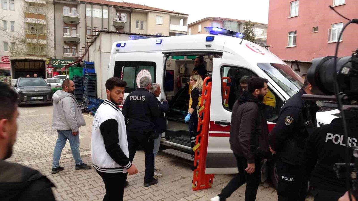 Parasını alamayınca eylem için inşaata çıkan işçiyi polis ikna etti