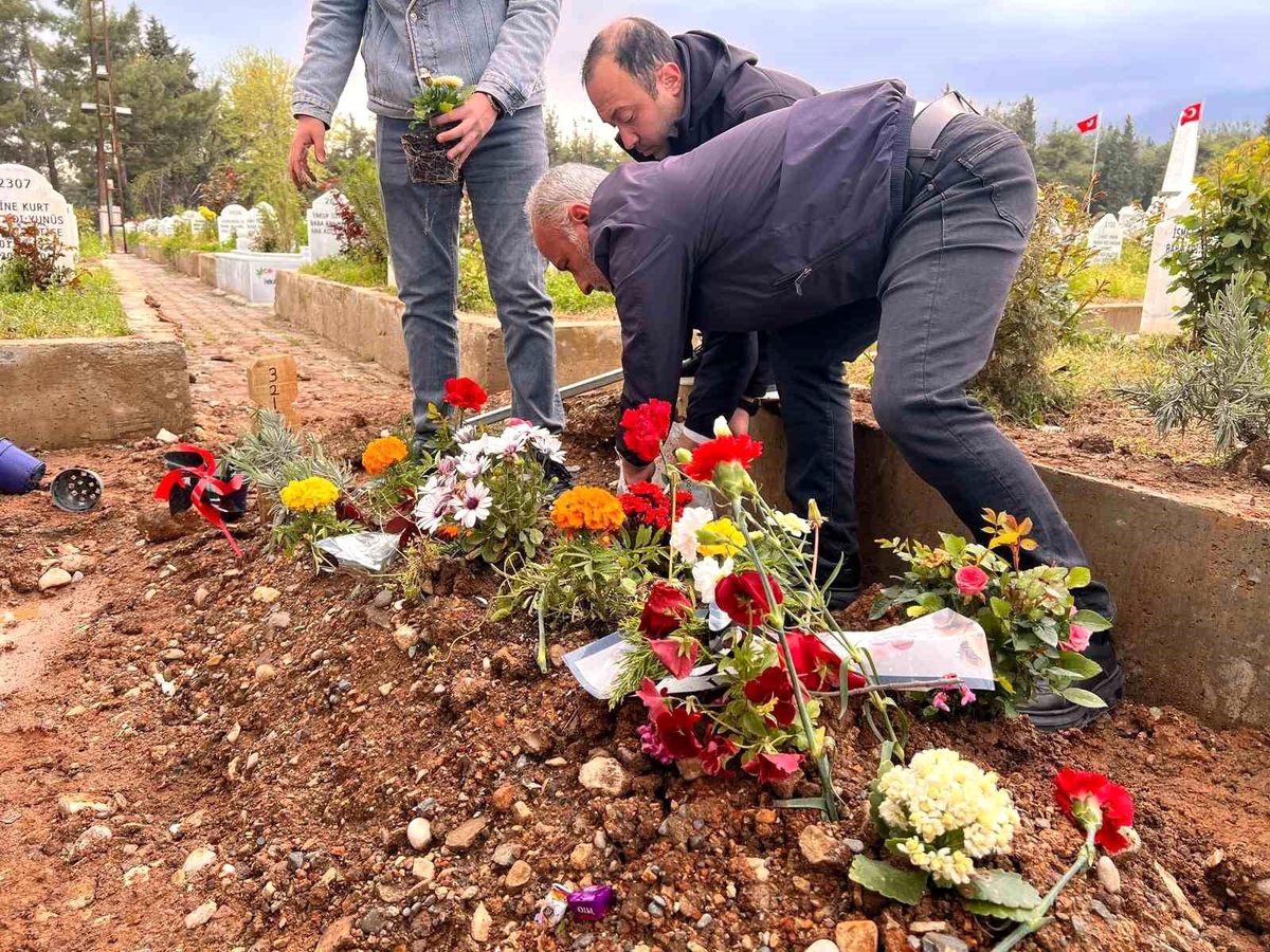 Saldırıda hayatını kaybeden Kerem'in mezarına çiçekler dikildi
