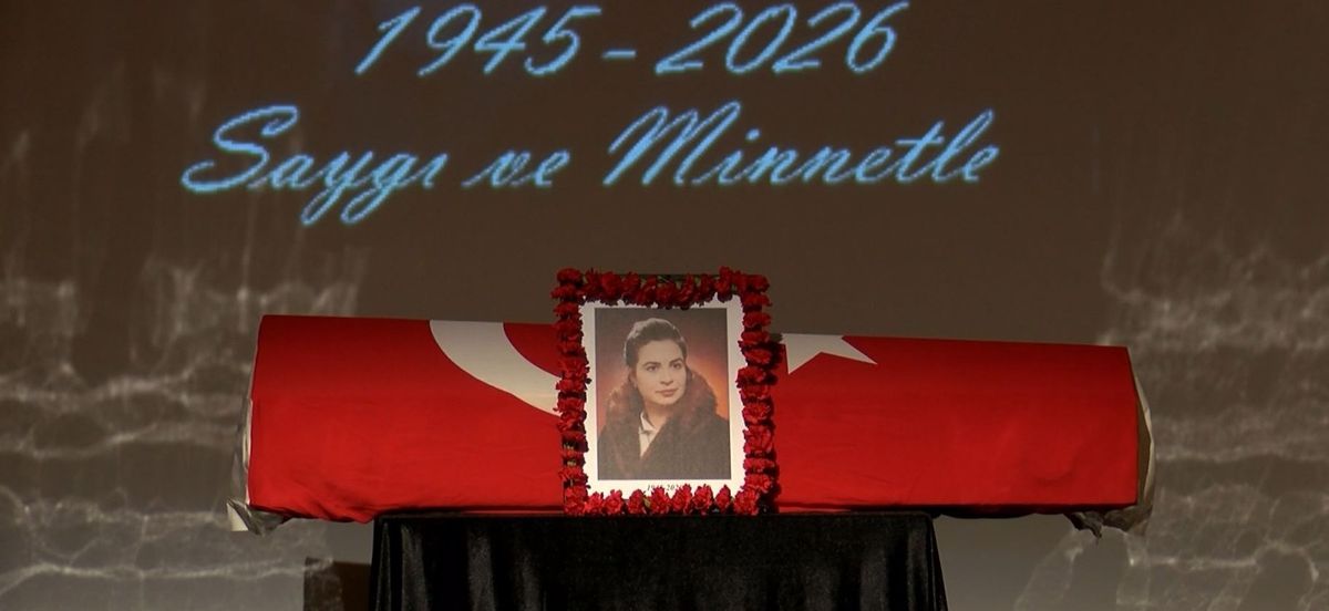 Türkiye'nin ilk kadın devlet tiyatrosu müdürü Feyha Çelenk için tören düzenlendi