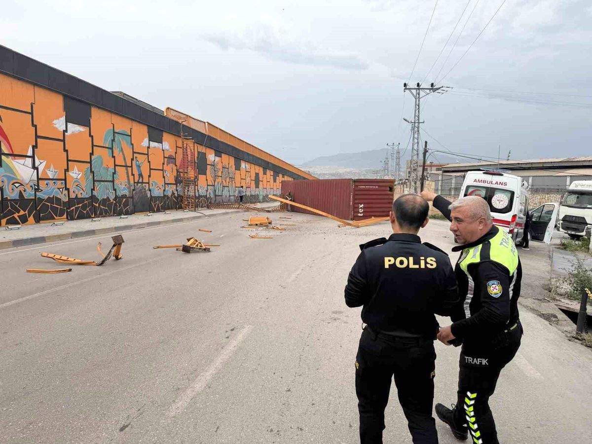 Şiddetli fırtınanın tırda taşınan konteyneri uçurduğu anlar kamerada