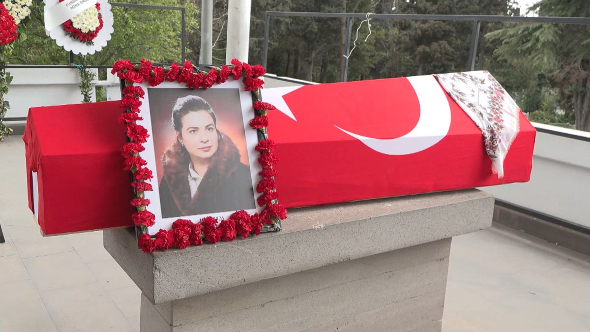 Tiyatro Sanatçısı Feyha Çelenk Son Yolculuğuna Uğurlandı