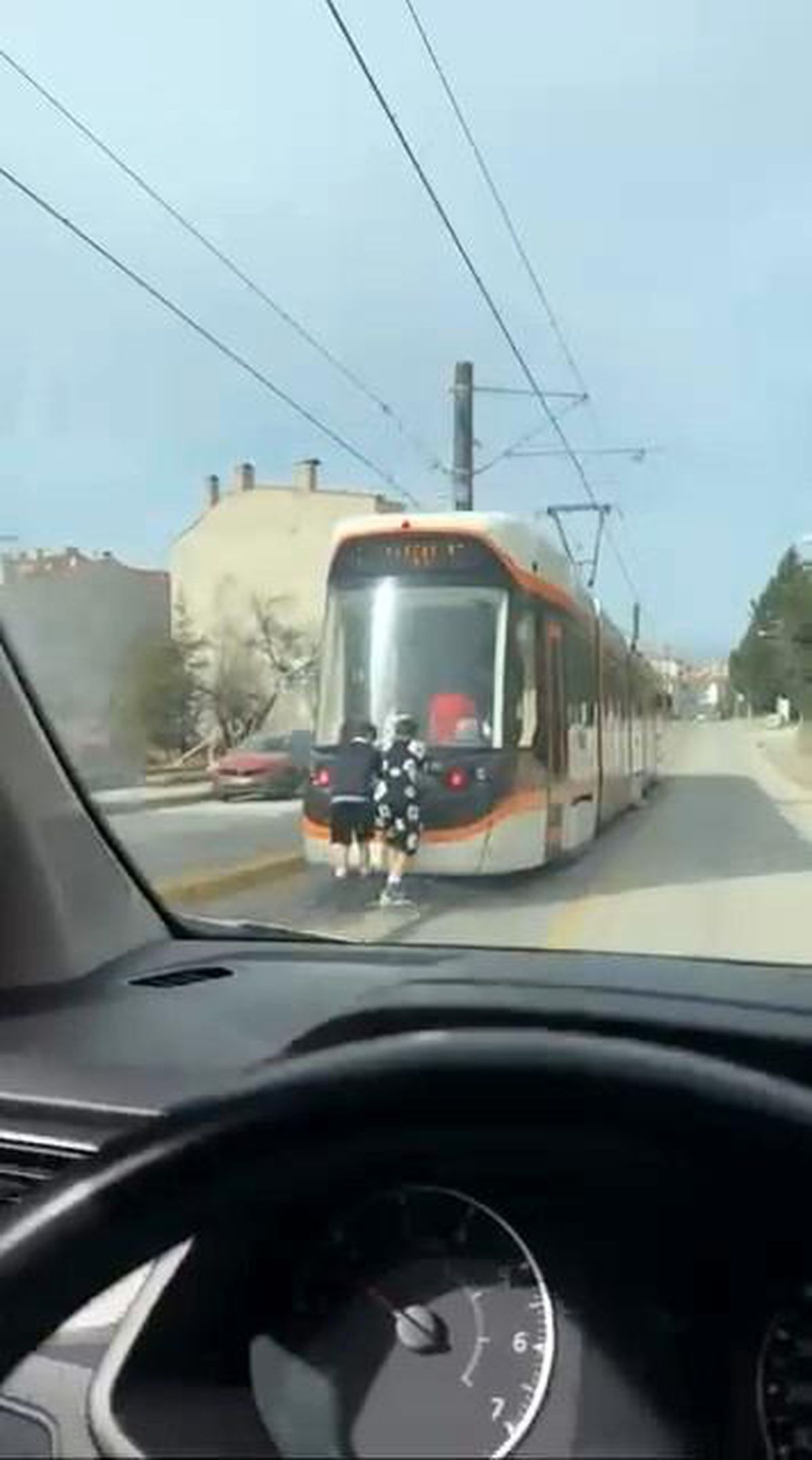 Tramvayın arkasına tutunan patenli çocukların tehlikeli yolculuğu