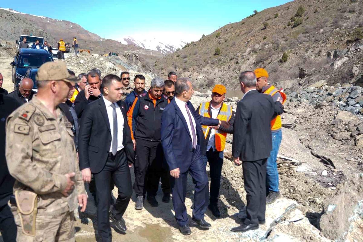 Vali Taşyapan: "Heyelan bölgesinde risk devam ediyor"