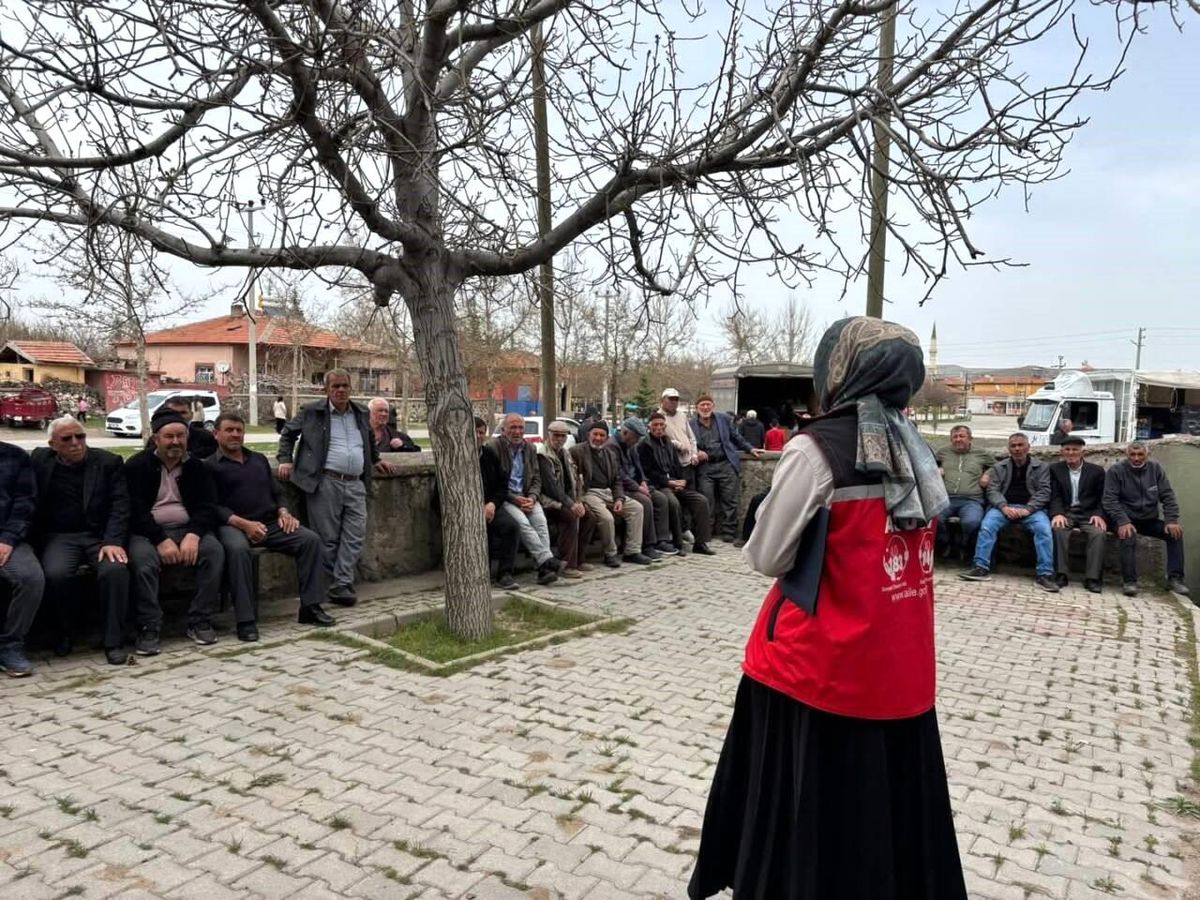 Aksaray'da yaşlılara "Yaşlı Sağlığı ve Aile İçi İletişim" eğitimi veriliyor