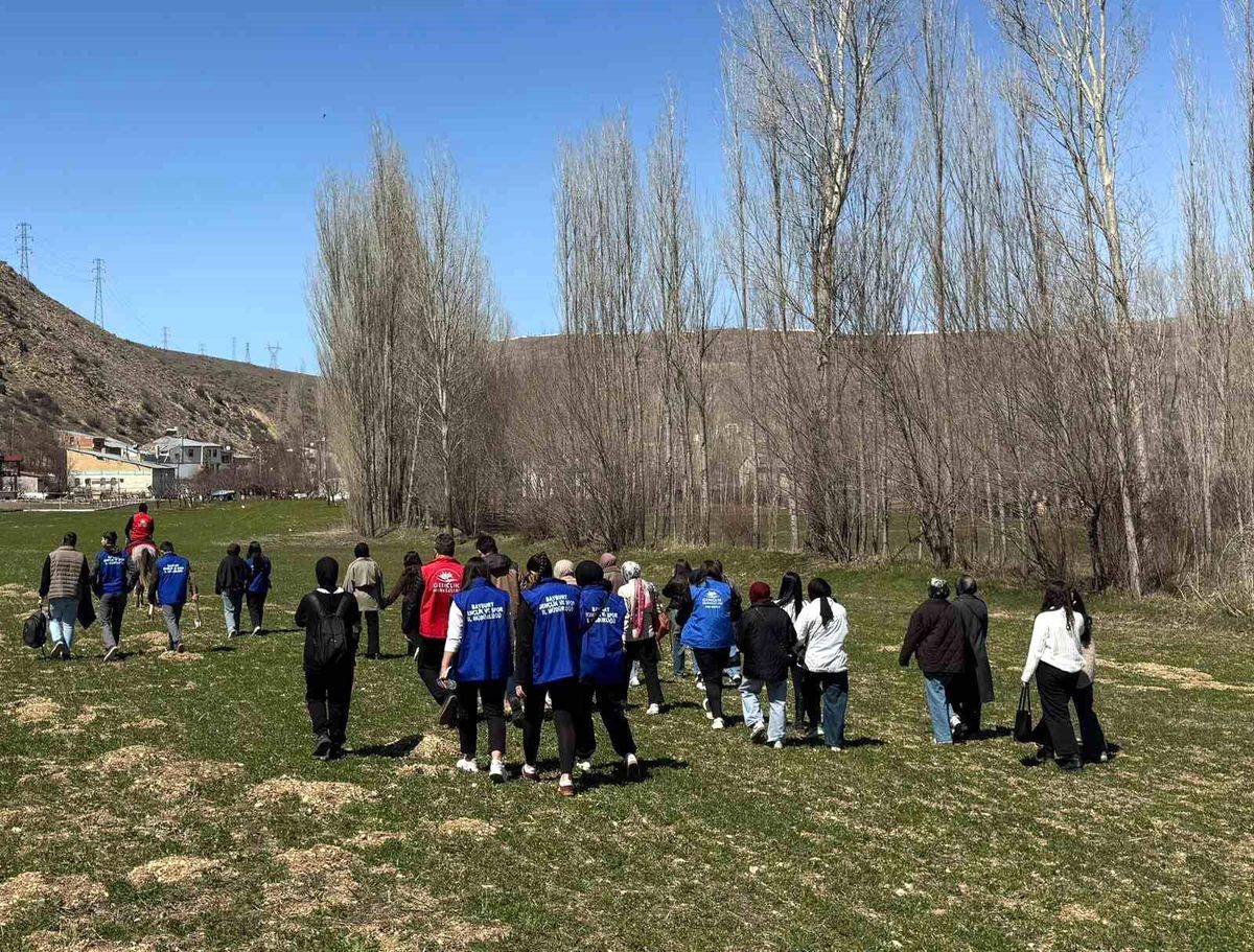 Bayburt'ta gençler çiftlikte ekranlardan uzak bir gün geçirdi