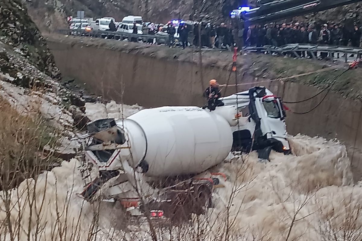 Bitlis’te beton mikseri dereye yuvarlandı: Kayıp şoför için seferberlik başlatıldı