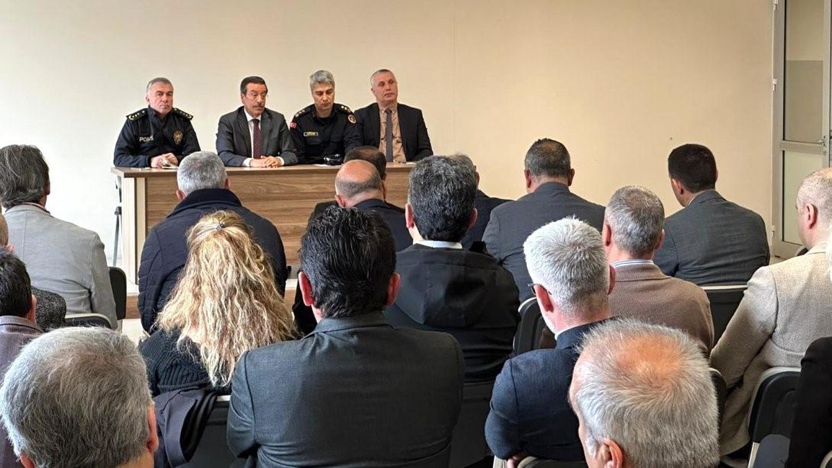 Burhaniye'de okul güvenliği toplantısı yapıldı