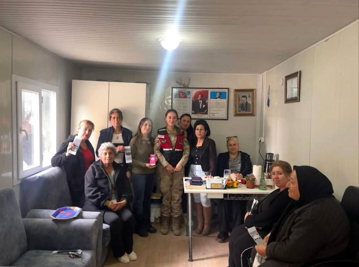 Defne'de jandarmadan vatandaşlara bilgilendirme çalışması